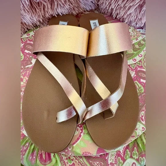 Steve Madden Stylish Rose Gold Metallic Sandals - Picture 3 of 7